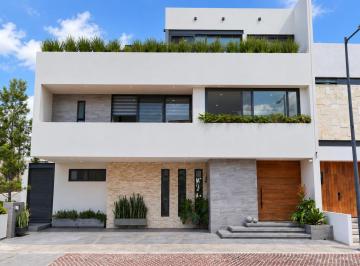 Casa de 3 habitaciones, Querétaro · Residencia Premium con Amplio Jardín y Doble Altura en La Vista Residencial
