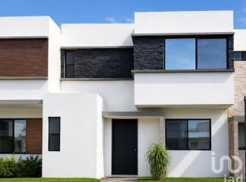 Casa · 90m² · 3 Recámaras · 1 Estacionamiento · Casa en Renta en La Querencia Residencial Sm323