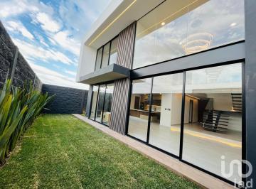 Casa · 370m² · 4 Recámaras · 2 Estacionamientos · Casa Nueva en Renta en Parque Viena