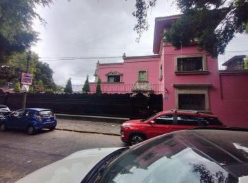 Casa · 676m² · 3 Recámaras · 3 Estacionamientos · Casa en Venta en Santa Catarina Coyoacán con Estilo Victoriano y Carril de Nado