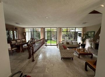 Casa · 323m² · 5 Recámaras · 2 Estacionamientos · Casa en Venta en Héroes de Padierna con Jardín de 150 m² y 5 Recámaras