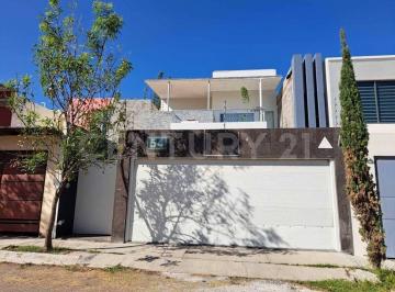 Casa · 221m² · 3 Recámaras · 2 Estacionamientos · Residencia en Renta en Esmeralda Norte