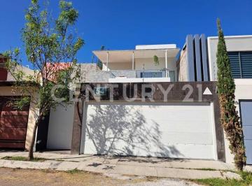 Casa · 221m² · 3 Recámaras · 2 Estacionamientos · Residencia en Renta en Esmeralda Norte