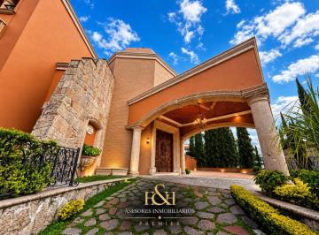 Casa en condominio · 1300m² · 5 Recámaras · 14 Estacionamientos · Residencia en Puerta de Hierro Venta