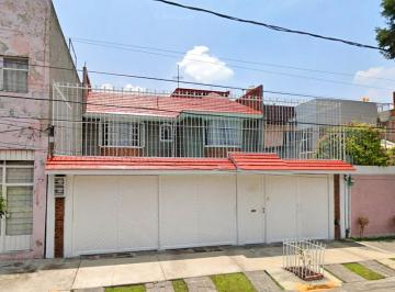 Casa de 5 habitaciones, Tlalnepantla de Baz · Casa de 220 m² con 5 Recámaras en Venta en Valle Ceylán