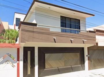 Casa de 4 habitaciones, Boca del Río · Venta de Casa en Casuarina, Jardines de Virginia, Veracruz, Ver.