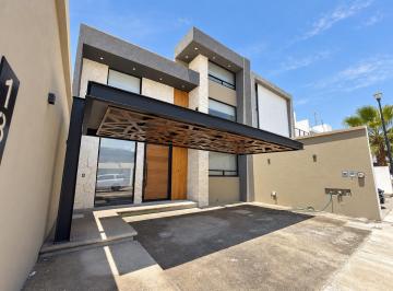 Casa de 4 habitaciones, Querétaro · Casa en Renta Cumbres del Lago | Privada con Seguridad y Roof Garden