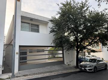 Casa de 3 habitaciones, Monterrey · Casa en Renta Cumbres Madeira en Esquina y con Terreno Excedente.