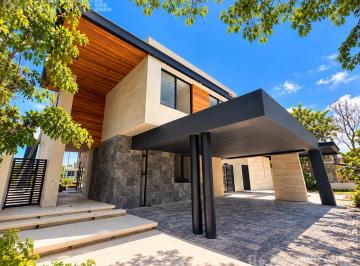 Casa · 570m² · 4 Recámaras · 4 Estacionamientos · Casa - Lagos del Sol