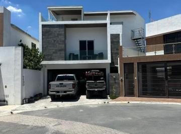 Casa · 309m² · 3 Recámaras · 4 Estacionamientos · Casa en Venta con Alberca en Cumbres San Agustin - Privada Francia