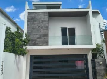 Casa · 309m² · 3 Recámaras · 4 Estacionamientos · Casa en Venta con Alberca en Cumbres San Agustin - Privada Francia