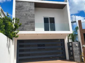 Casa · 309m² · 3 Recámaras · 4 Estacionamientos · Casa en Venta con Alberca en Cumbres San Agustin - Privada Francia