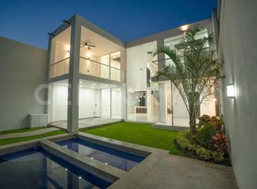 Casa · 390m² · 6 Recámaras · 3 Estacionamientos · Venta de Casa con Vigilancia, Alberca y Dos Bungalows en Lomas de Cuernavaca