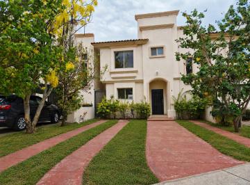 Casa de 3 habitaciones, Tlajomulco de Zúñiga · Casa en Renta en Villa California