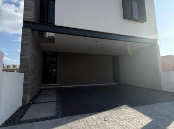 Casa · 160m² · 4 Recámaras · 2 Estacionamientos · Casa en Fraccionamiento Rancho Santa Mónica