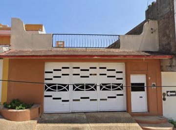 Casa de 4 habitaciones, Coatzacoalcos · Casa de 295 m² con 4 Recámaras en Venta en Petrolera