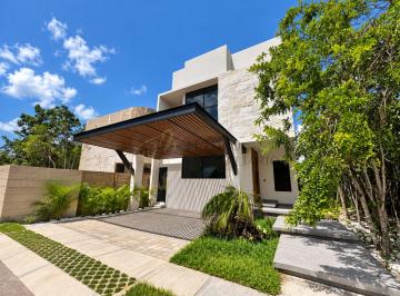 Casa en condominio de 4 habitaciones, Benito Juárez · Casa en Venta en Vía Cumbres, Cancún | 4 Recámaras, Alberca y Estudio