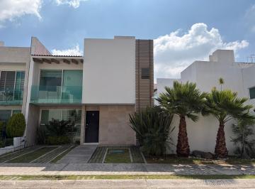 Casa · 198m² · 3 Recámaras · 2 Estacionamientos · Casa en Renta en Lomas 2