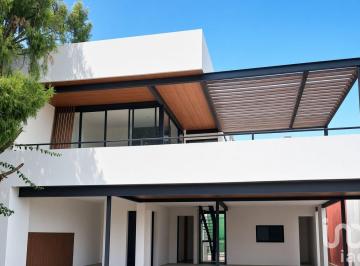 Casa · 200m² · 3 Recámaras · 2 Estacionamientos · Casa Moderno Contemporáneo Nueva en Lomas Tetela, Fraccionamiento con Seguridad