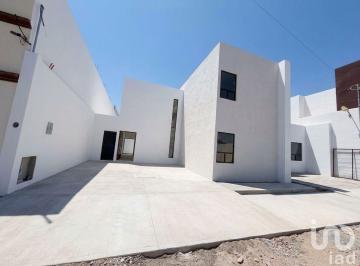 Casa · 240m² · 3 Recámaras · 2 Estacionamientos · Casa en Calle Abierta en Zona Abierta
