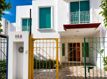 Casa · 170m² · 3 Recámaras · 2 Estacionamientos · Casa en Venta en Fluvial Vallarta, con Uso de Suelo Mixto y Excelente Ubicacion.
