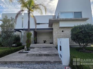 Casa · 500m² · 4 Recámaras · 4 Estacionamientos · Casa en Renta en El Campanario