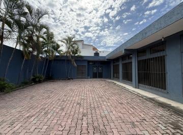 Casa · 8 Estacionamientos · Casa Comercial en Venta