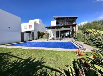 Casa en condominio de 3 habitaciones, Querétaro · Casa en Venta Cerca de El Refugio | 3 Recámaras, Alberca y A/c Querétaro