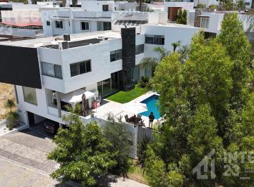 Casa · 499m² · 5 Recámaras · 3 Estacionamientos · Casa en Venta con Alberca y 5 Recámaras, Zona Azul, Lomas de Angelópolis II