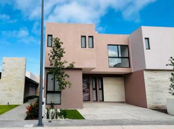 Casa en condominio · 171m² · 4 Recámaras · 2 Estacionamientos · Venta de Casa con Rec en Pb en Lomas del Marques en Zona Campanario