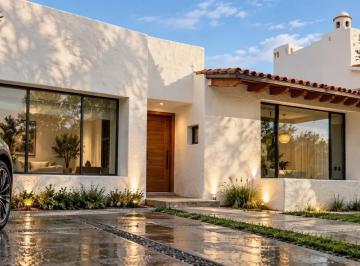 1 · Casa en Venta en Villas del Mesón, Juriquilla - Una Planta, Hermosa!
