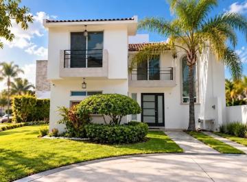 1 · Casa en Venta en Milenio III, 3 Recámaras, Alberca, Acceso Controlado
