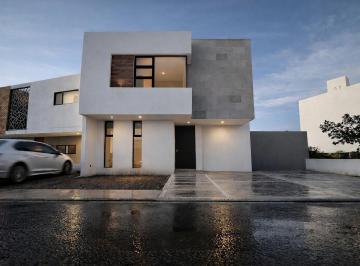 1 · Casa en Venta en El Refugio, 4 Recámaras, 3 Baños, Estudio en Pb