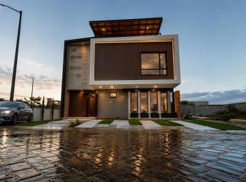 1 · Casa en Venta en Hacienda Carlota, 4 Recámaras, 4.5 Baños, Roof Garden!