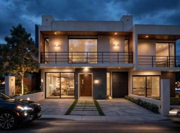 1 · Casa en Venta en Juriquilla San Isidro, 3 Recámaras, Jardín, Equipada, Hermosa!