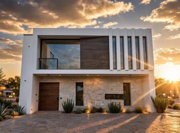 1 · Casa en Venta en Grand Juriquilla, 3 Recámaras, Estudio, Jardín, 3.5 Baños, Lujo