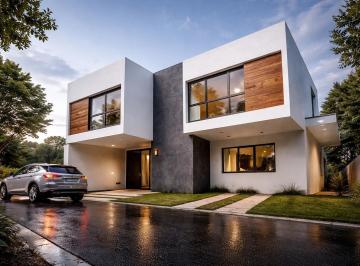 1 · Casa en Venta en Juriquilla, Alberca Propia, Jardín, 4 Recámaras Una en Pb.