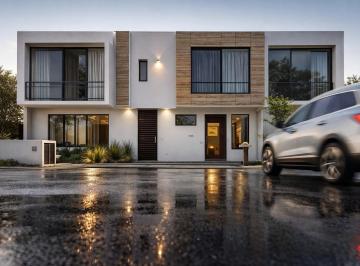 1 · Casa en Venta en Juriquilla, Gran Ubicación, Jardín, 3 Recamaras, Alberca.