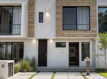 1 · Casa en Venta en Juriquilla San Isidro, Gran Ubicación, Jardín, 3 Recamaras