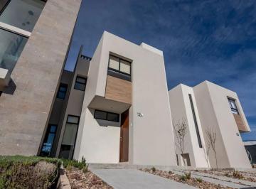 1 · Altos Juriquilla: Estrena Casa de 3 Habitaciones, 2.5 Baños, Alberca, Seguridad
