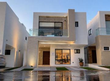 1 · Casa en Venta en El Refugio, 3 Recamaras, 3.5 Baños, Jardín, Doble Altura