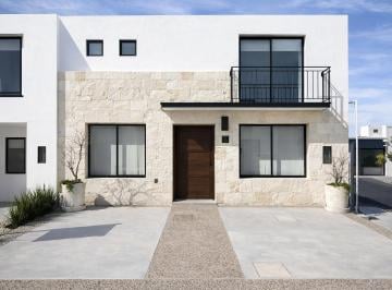 1 · Estrena Casa en El Refugio, Jardín, 3 Recamaras, 2.5 Baños, Alberca, Equipada!