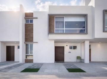 1 · Venta de Casas Entre El Refugio y Zibata, 3 Recamaras, Alberca, Amplio Jardín