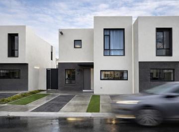 1 · En Venta Hermosa Casa Entre El Refugio y Zibata, Alberca, 3 Recamaras, 2.5 Baño