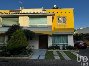 Casa · 200m² · 4 Recámaras · Venta de Casa en Metepec, 4 Recámaras, Jardín Privado y Tren a Santa Fe, Metepec