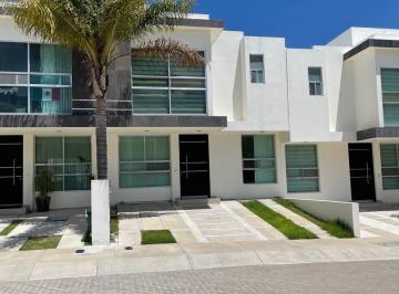Casa en condominio de 3 habitaciones, Querétaro · ¡Casa en Renta en El Refugio! | 3 Recámaras + Estudio | Alberca y Vigilancia
