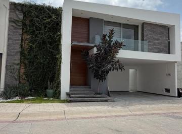Casa · 4 Recámaras · 2 Estacionamientos · Hermosa Casa en Renta con Habitacion en Planta Baja Al Norte en Paseo de Las Maravillas