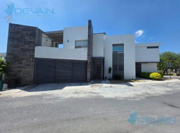Casa · 430m² · 4 Recámaras · 4 Estacionamientos · Casa en Fraccionamiento Las Cruces Residencial Club de Golf