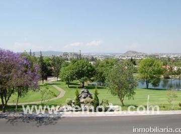 Casa · 890m² · 3 Recámaras · 3 Estacionamientos · Vendo Casa en Club Campestre de Queretaro