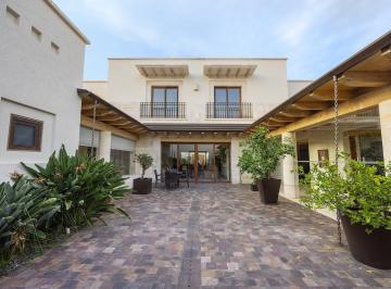 Casa en condominio · 633m² · 3 Recámaras · 3 Estacionamientos · Casa en Condominio en Venta en Club Campestre Querétaro
